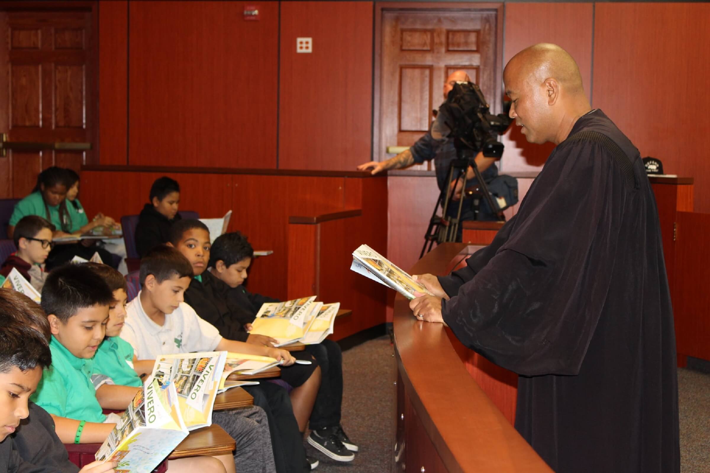 President Aldana reading to studnts